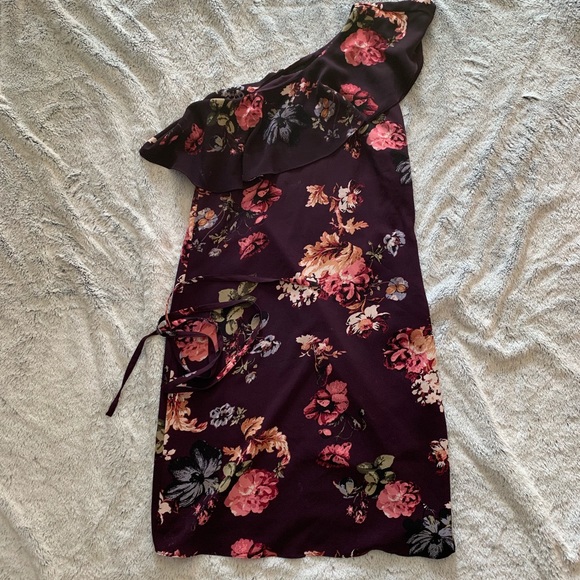 Le Chateau Dress - Picture 3 of 4